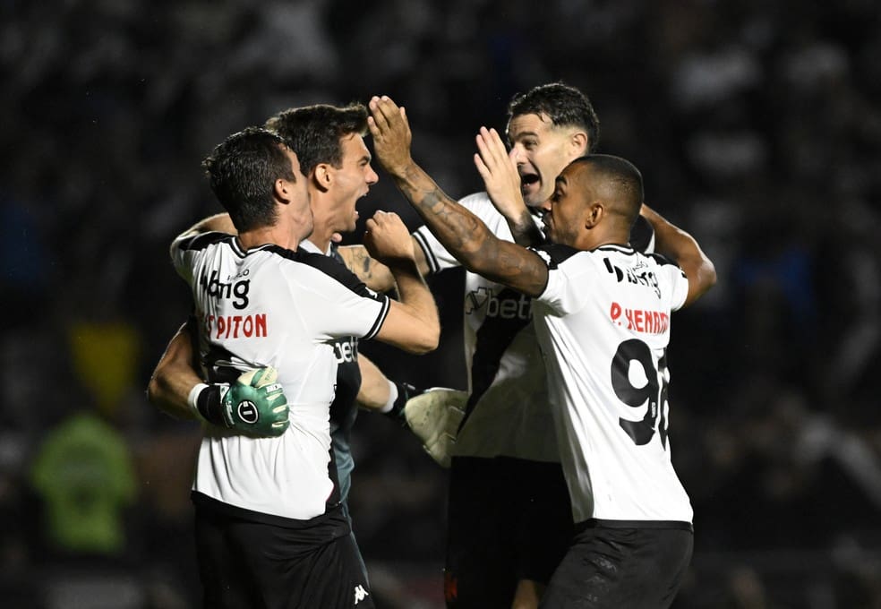 Jogadores do Vasco comemoram classificação na Copa do Brasil — Foto: André Durão