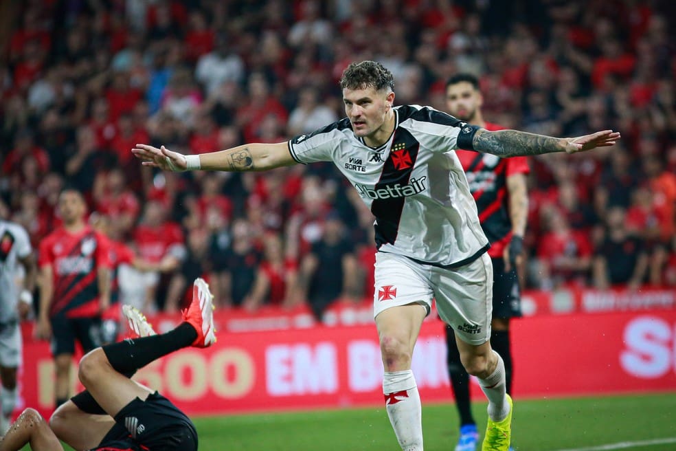 Pablo Vegetti, do Vasco, comemora gol contra o Athletico — Foto: Matheus Lima/Vasco