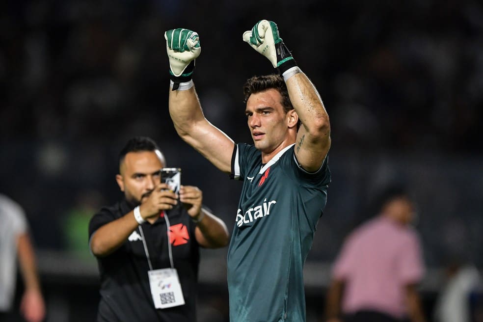 Léo Jardim, goleiro do Vasco, comemora classificação na Copa do Brasil — Foto: Thiago Ribeiro/AGIF