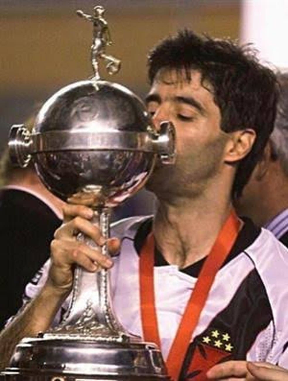 Mauro Galvão beija a taça da Libertadores de 98, conquistada pelo Vasco — Foto: Reprodução/Twitter Vasco