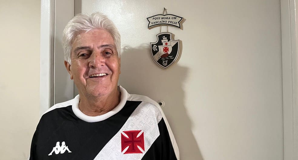 Edson, torcedor que viralizou com varanda decorada do Vasco — Foto: Emanuelle Ribeiro