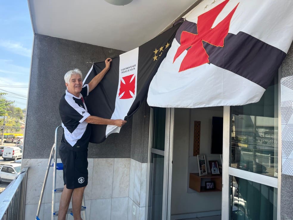 Edson expõe bandeiras do Vasco no apartamento onde mora há mais de 40 anos — Foto: Emanuelle Ribeiro