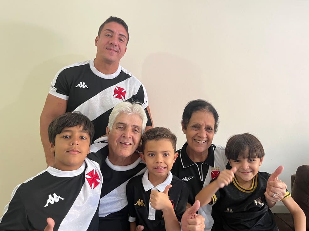 Edson passou amor pelo Vasco aos filhos e netos — Foto: Emanuelle Ribeiro