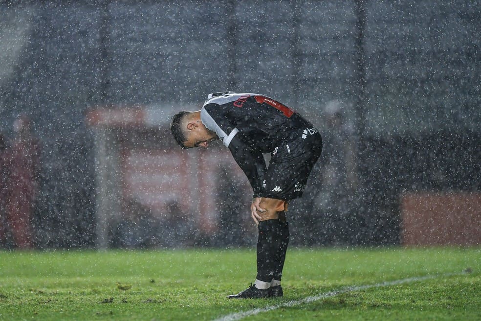 Coutinho lamenta eliminação do Vasco na Copa do Brasil — Foto: Thiago Ribeiro/AGIF