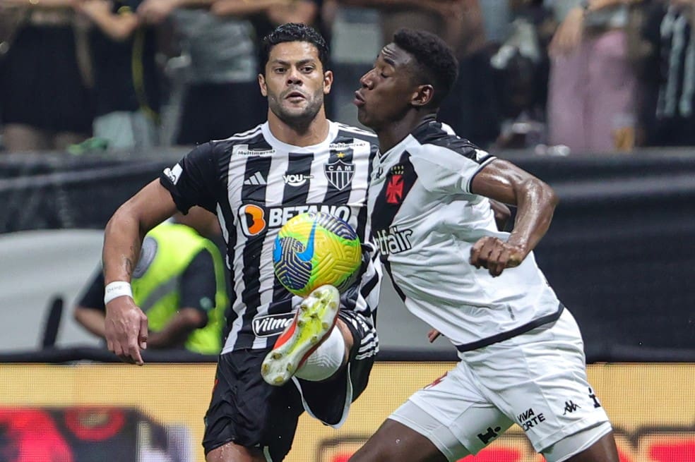 Léo falhou nos dois gols sofridos pelo Vasco no jogo de ida — Foto: Gilson Lobo/AGIF