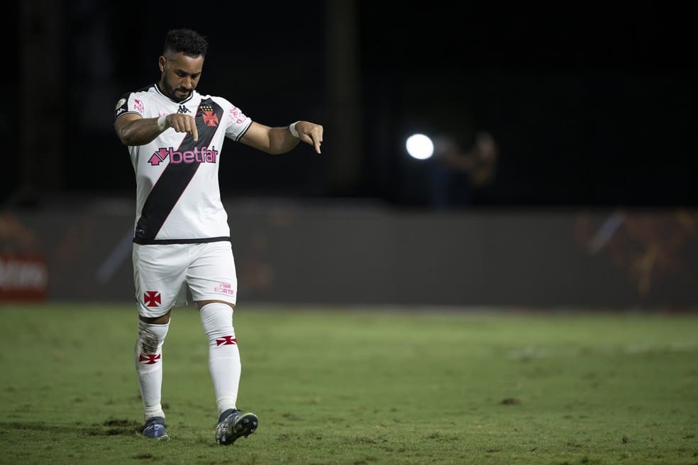 Payet, do Vasco, celebra com a torcida após vitória sobre o Cuiabá — Foto: Jorge Rodrigues/AGIF