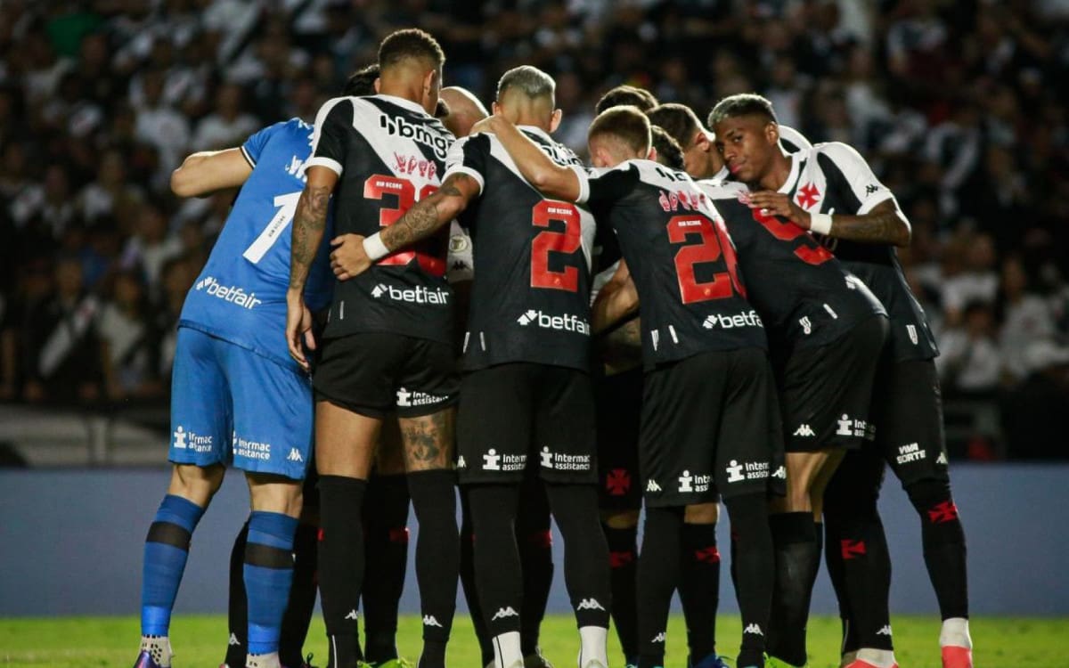 Jogadores do Vasco reunidos no gramado de São Januário - Foto: Matheus Lima / Vasco da Gama