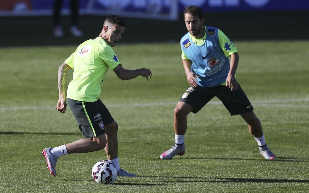 Philippe Coutinho e Everton Ribeiro em treino da seleção brasileira em Santiago, no Chile — Foto: Leo Correa / Mowa Sports