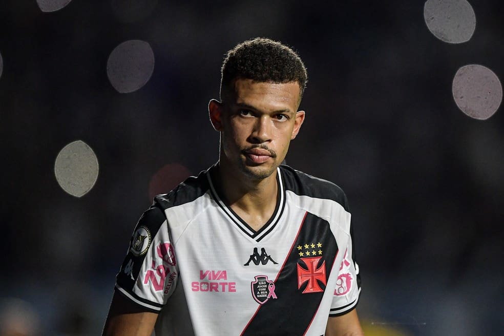 João Victor em ação pelo Vasco no Brasileirão — Foto: Thiago Ribeiro/AGIF