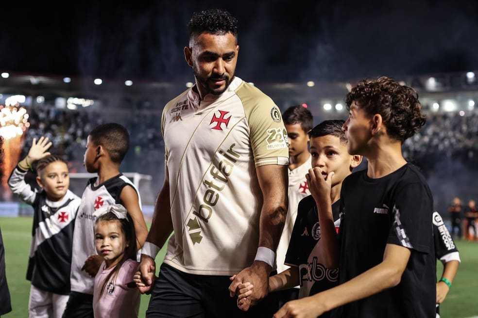 Vasco x Bahia: Payet entrou em campo junto com os filhos — Foto: Dikran Sahagian/Vasco