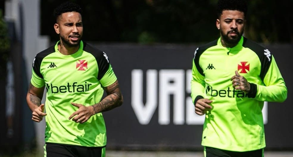 Jair e Paulinho em treino no Vasco — Foto: Leandro Amorim/Vasco