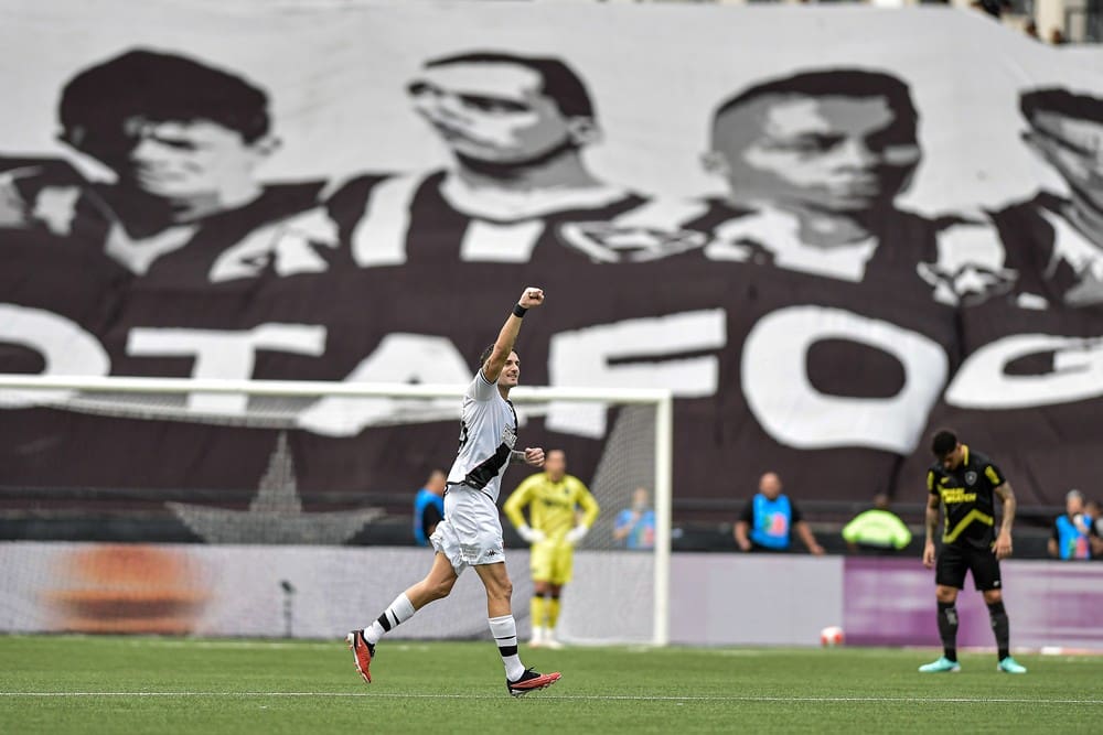 Vegetti, do Vasco, comemora gol contra o Botafogo no Nilton Santos — Foto: Thiago Ribeiro/AGIF