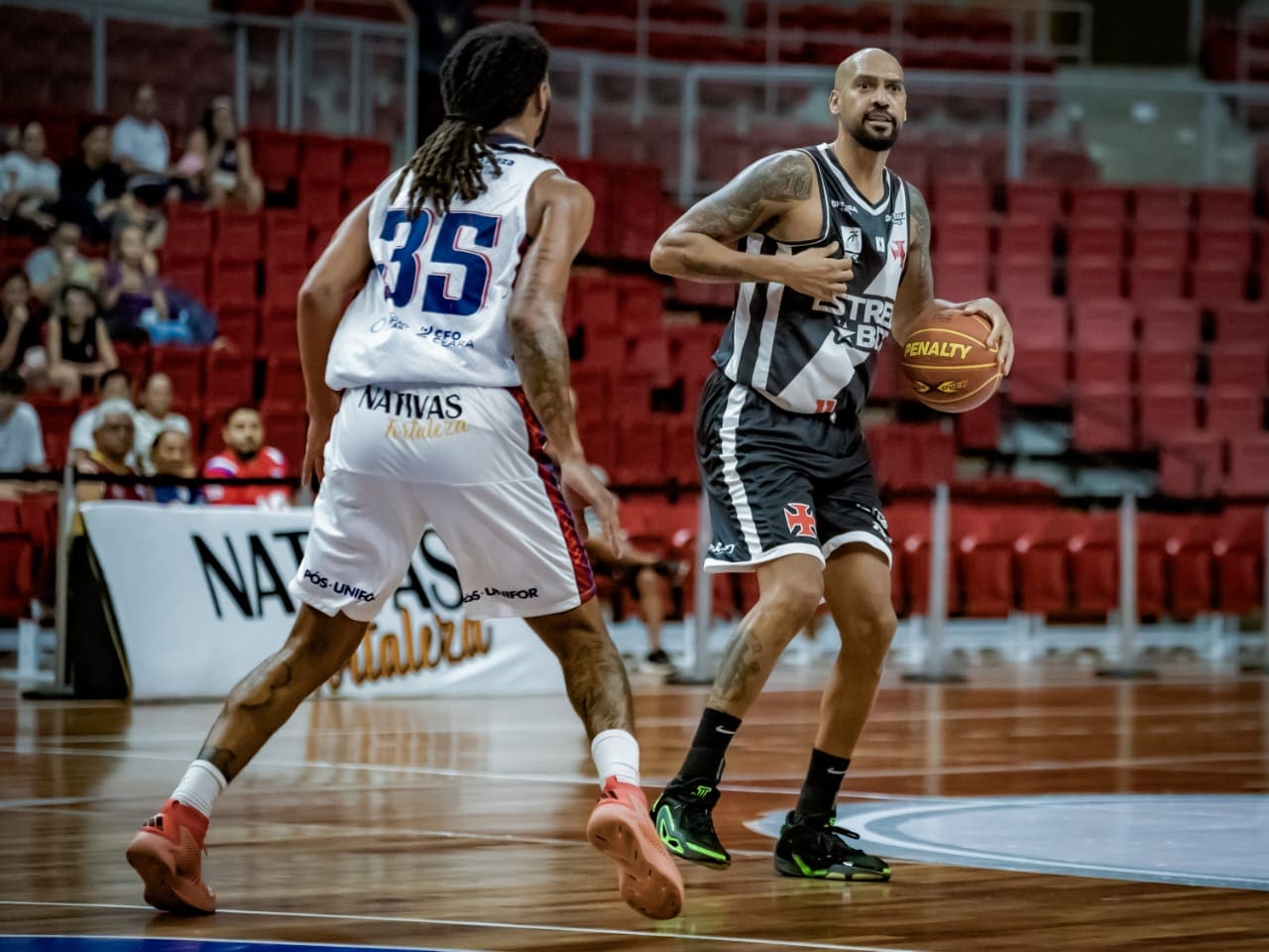 Marquinhos em ação pelo R10 Score Vasco da Gama contra o Fortaleza Basquete Cearense/CFO. Foto: Carlos Roosewelt/FBC