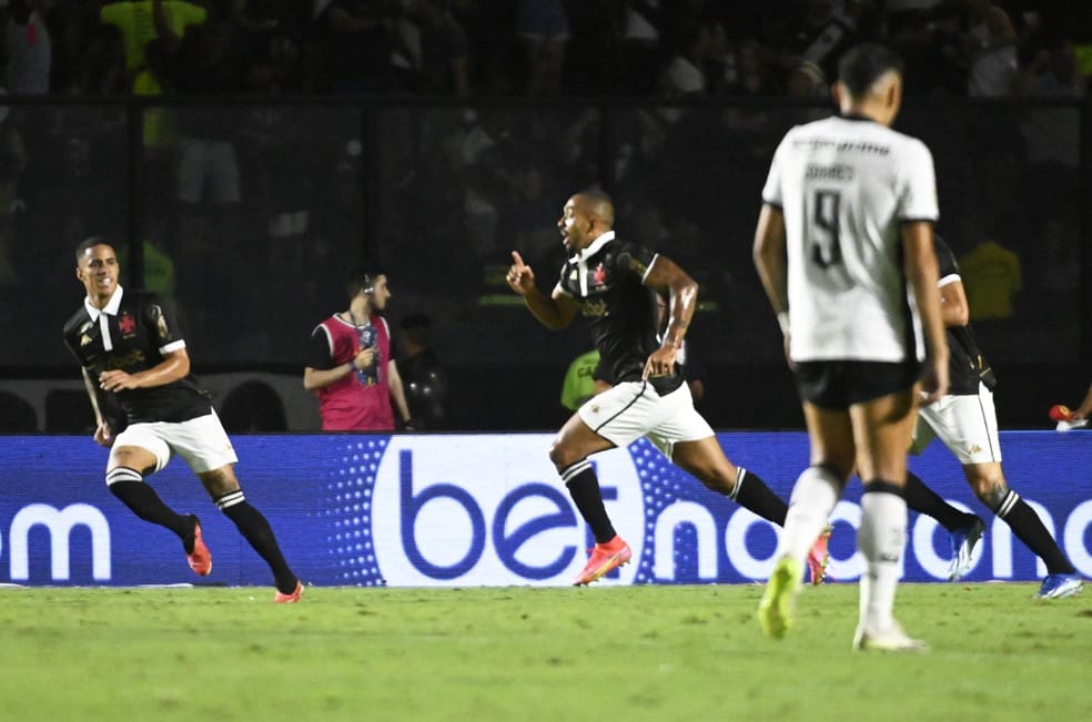 Paulo Henrique comemora gol do Vasco sobre o Botafogo — Foto: André Durão / ge