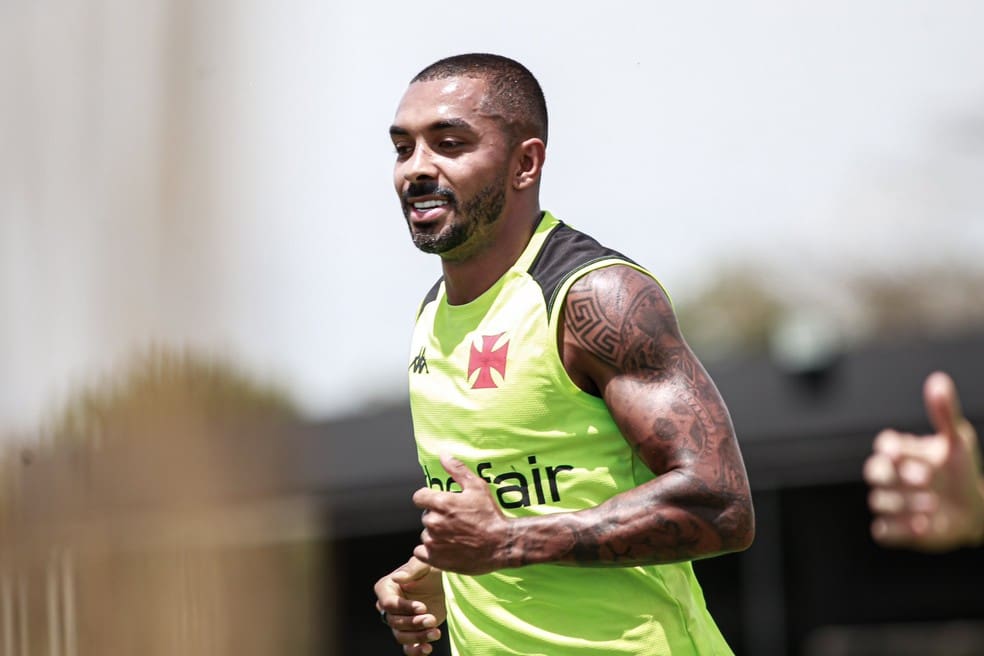 Paulo Henrique, lateral do Vasco, em ação no treino — Foto: Matheus Lima / CRVG