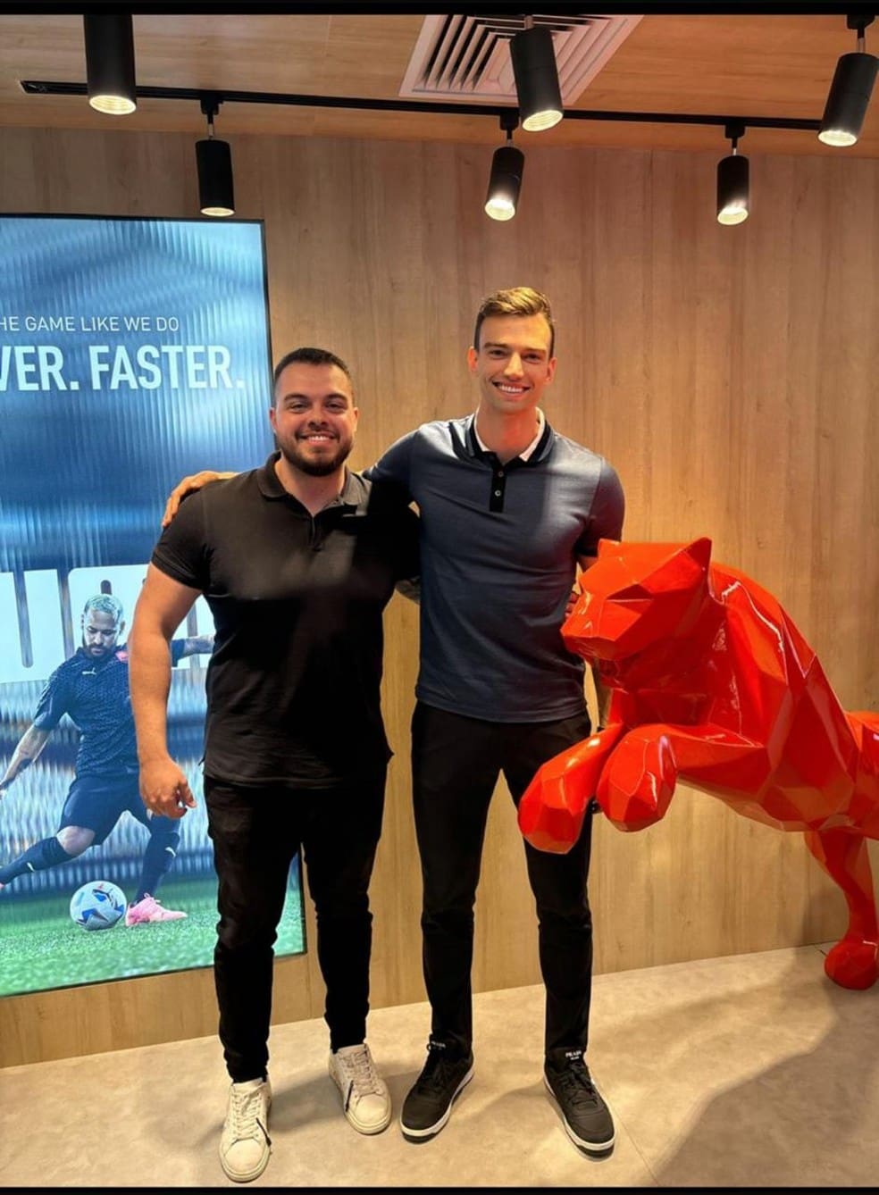 Leandro Rodrigues, da agência Talents Sports, e Léo Jardim, no escritório da Puma em São Paulo — Foto: Reprodução