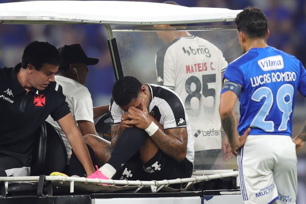 David sai lesionado em Cruzeiro x Vasco — Foto: Gilson Lobo/AGIF