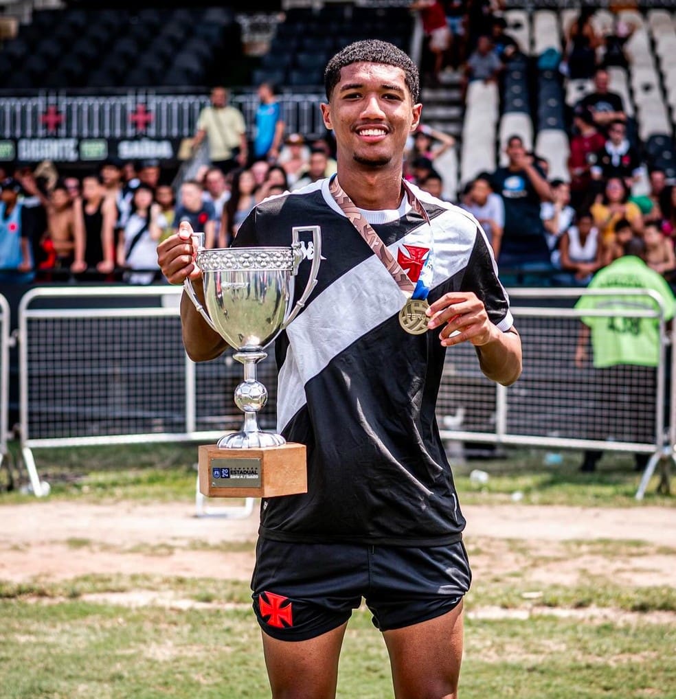 Ramon Rique foi campeão carioca sub-20 com o Vasco — Foto: Reprodução/Instagram