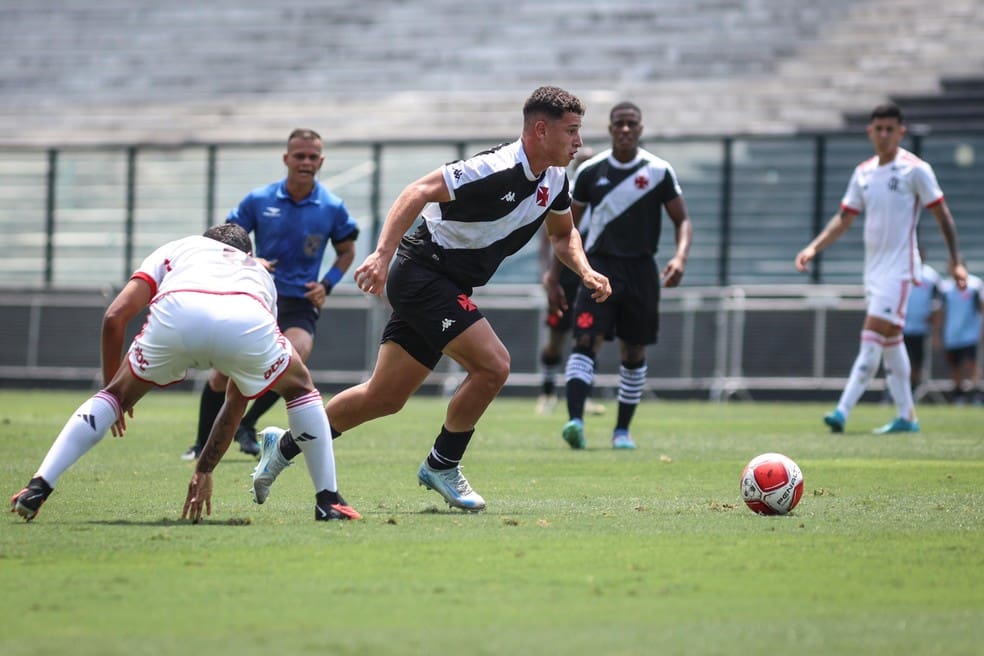 Bruno Lopes, do Vasco, em ação na final do Carioca sub-20 contra o Flamengo — Foto: Agência Ferj