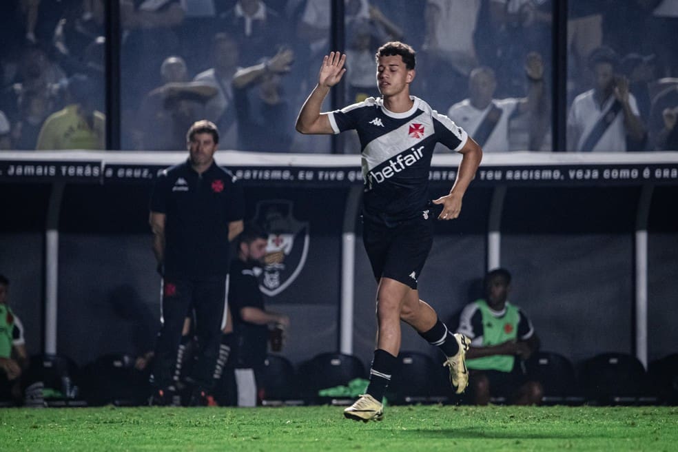 Bruno Lopes, do Vasco, em ação contra o Corinthians — Foto: Leandro Amorim / CRVG