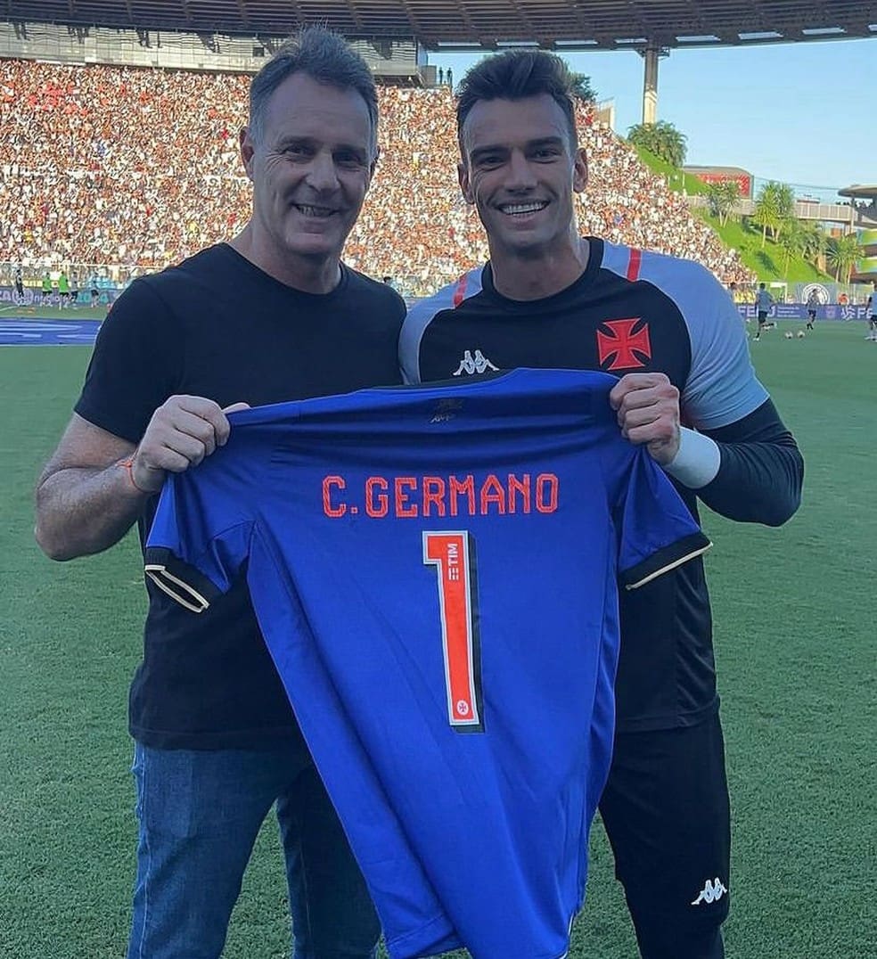 Carlos Germano recebe camisa personalizada do goleiro Léo Jardim — Foto: Leandro Amorim/Vasco