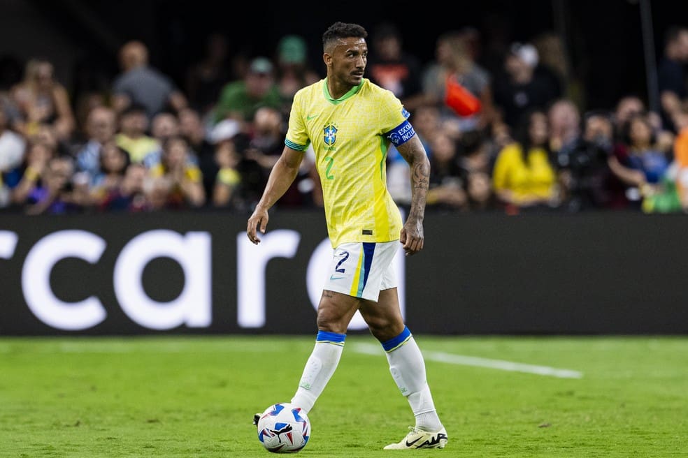 Danilo em ação pela seleção brasileira nas Eliminatórias — Foto: Richard Callis/Eurasia Sport Images/Getty Images