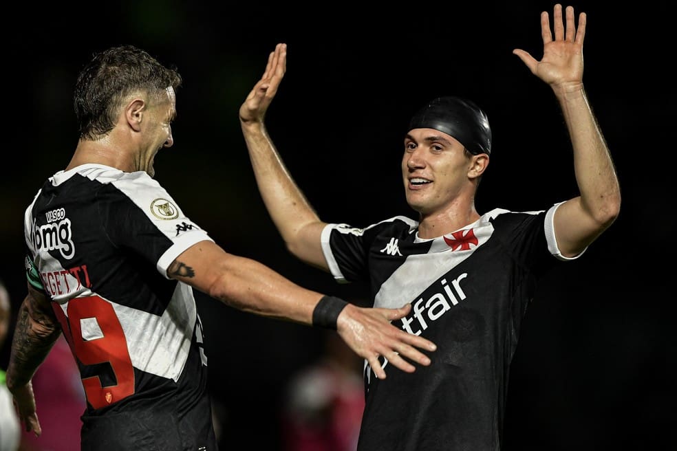 Lucas Piton comemora vitória do Vasco sobre o Corinthians, que impulsionou o time rumo à briga pela Libertadores — Foto: Thiago Ribeiro/AGIF