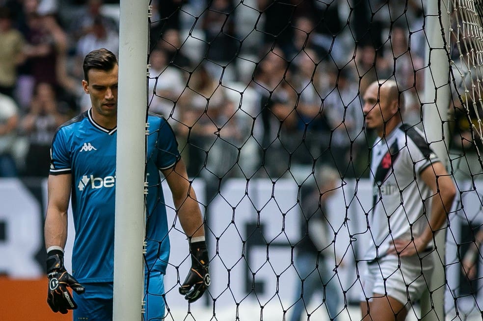 Vasco sofreu 49 gols no Brasileirão até o momento — Foto: Fernando Moreno/AGIF