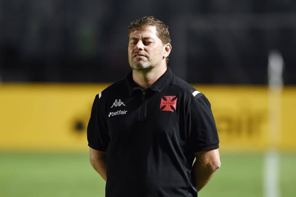 Rafael Paiva, técnico do Vasco, na partida contra o Internacional — Foto: Alexandre Durão