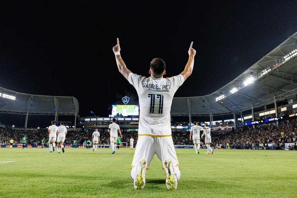 Gabriel Pec comemora gol com a camisa do LA Galaxy — Foto: LA Galaxy