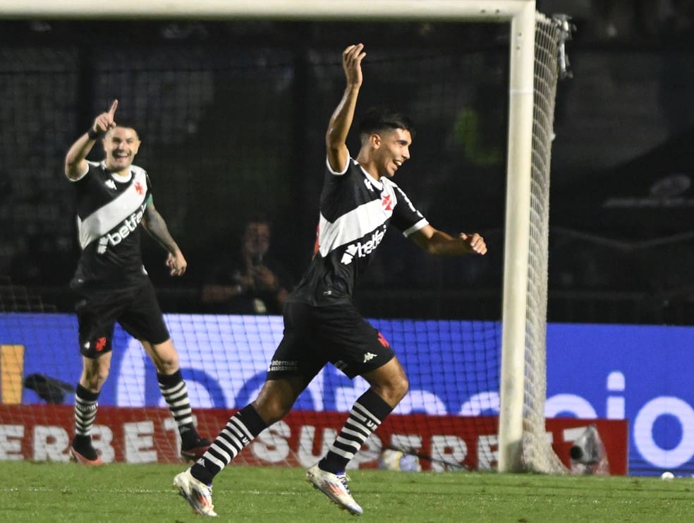 Sforza, do Vasco, comemora golaço em cobrança de falta na vitória sobre o Corinthians no primeiro turno — Foto: André Durão