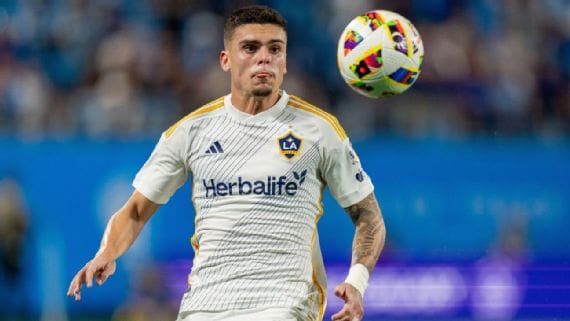 Gabriel Pec durante partida do LA Galaxy na MLS - Foto: Jacob Kupferman/Getty Images