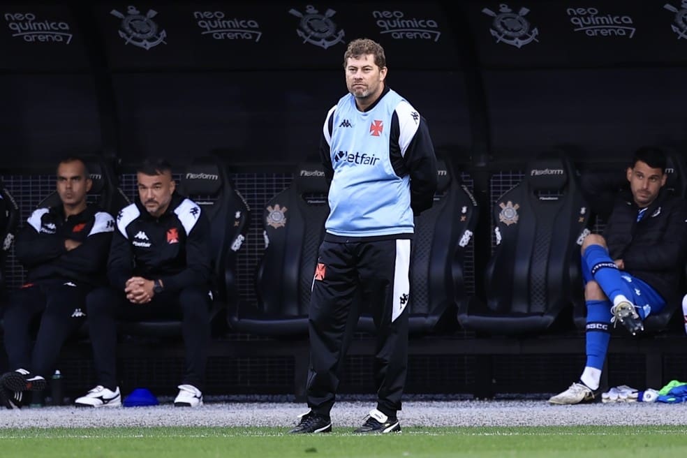 Rafael Paiva, técnico do Vasco, no jogo contra o Corinthians — Foto: Marcello Zambrana/AGIF