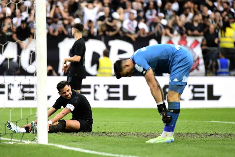 Léo Jardim lamenta lance em Corinthians x Vasco — Foto: Marcos Ribolli