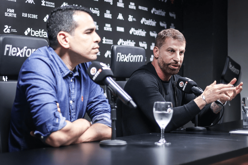 Marcelo Sant'Ana e Pedrinho, do Vasco, dão entrevista em São Januário — Foto: Dikran Sahagian/Vasco