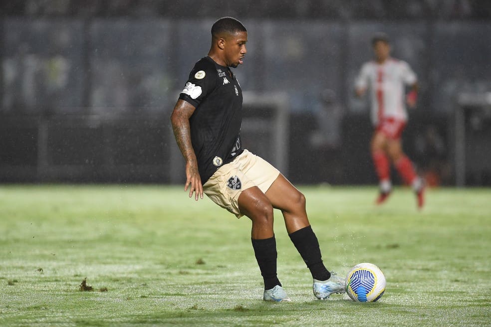 Leandrinho domina a bola em Vasco x Internacional — Foto: Alexandre Durão