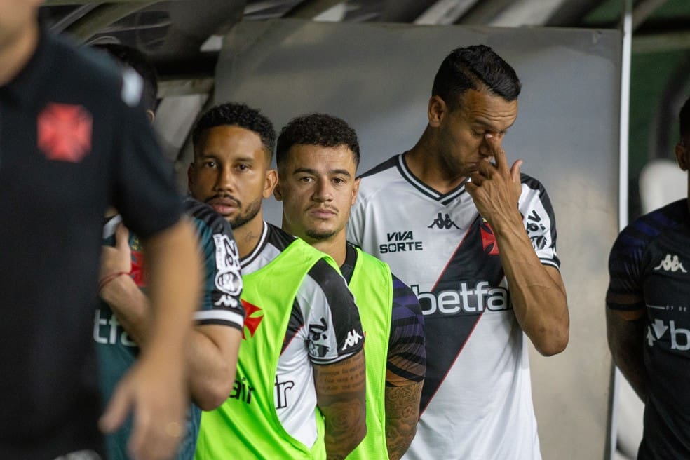 Jair, Coutinho e Souza no banco do Vasco no jogo contra o Fortaleza — Foto: Baggio Rodrigues/AGIF