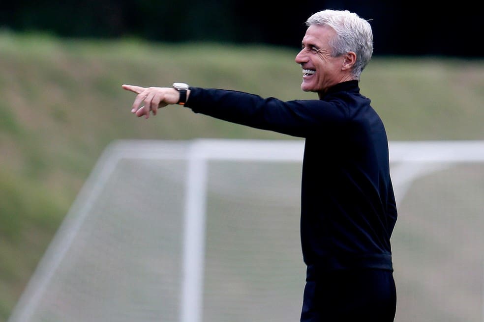 Luis Castro comanda treino no Botafogo — Foto: Vítor Silva/Botafogo