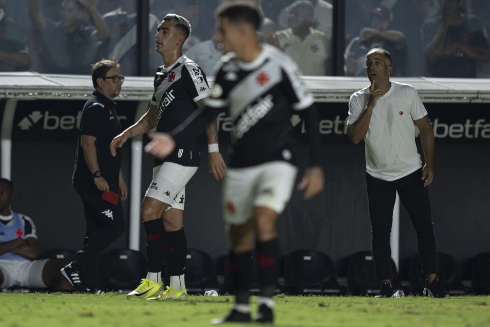 Técnico Felipe no empate entre Vasco e Atlético-GO — Foto: Jorge Rodrigues/AGIF