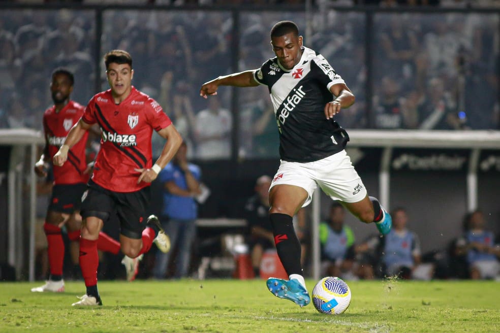 Rayan, do Vasco, em ação contra o Atlético-GO — Foto: Matheus Lima/Vasco