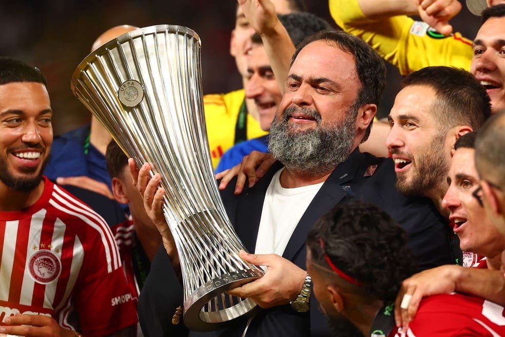 Evangelos Marinakis levanta taça da Liga Conferência da Uefa conquistada pelo Olympiacos em maio — Foto: Chris Brunskill/Fantasista/Getty Images