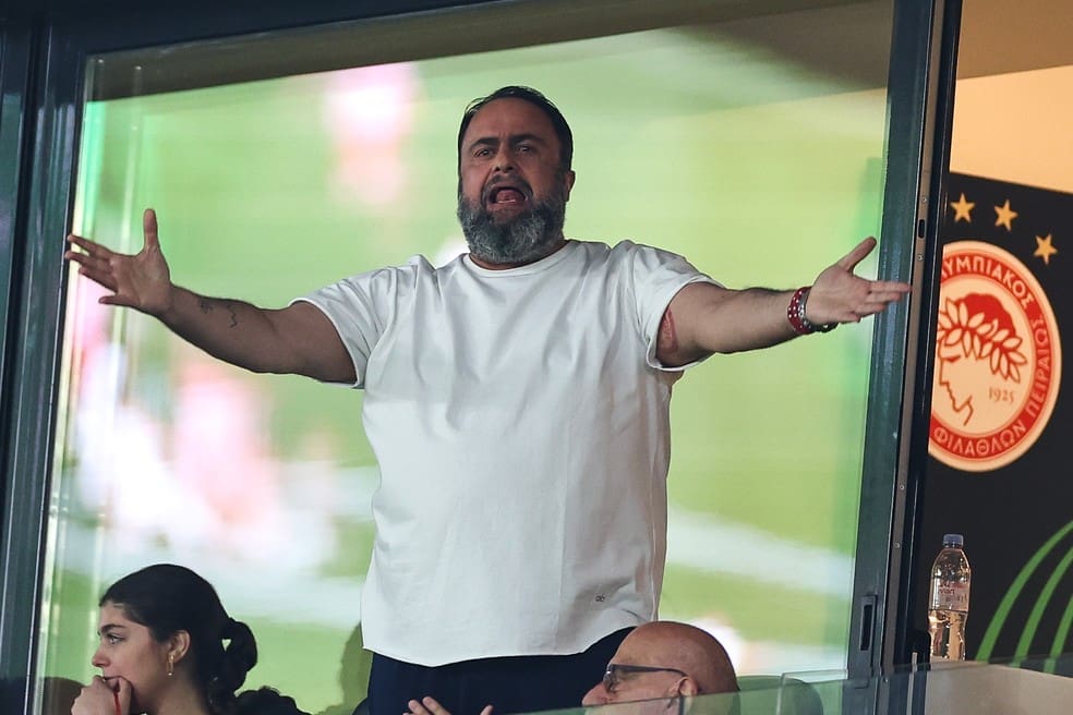 Evangelos Marinakis reage durante jogo do Olympiacos — Foto: Robbie Jay Barratt - AMA/Getty Images