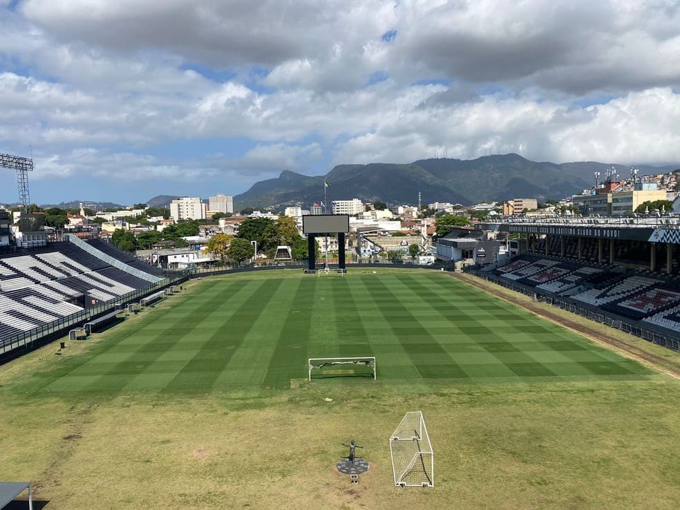 Gramado de São Januário após tratamento especial — Foto: ge