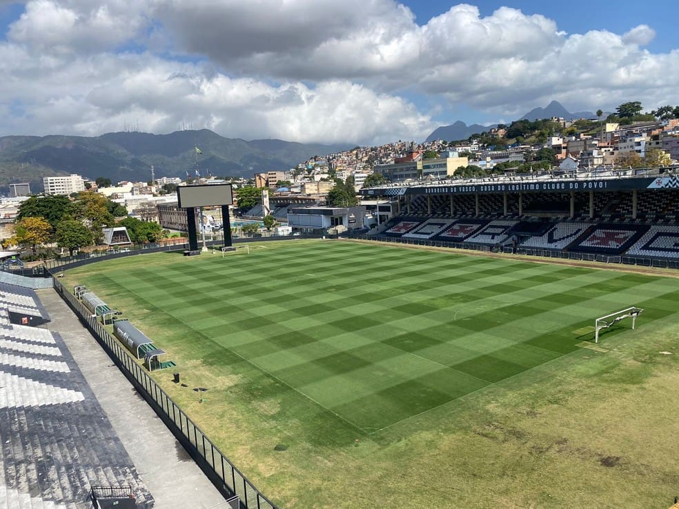 Gramado de São Januário após tratamento especial — Foto: ge