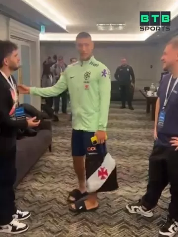 Richarlison carregando sacola do Vasco após entrevista coletiva na seleção brasileira - Imagem: Reprodução / BTB Sports