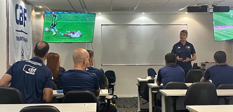 Treinamento de arbitragem com VAR na CBF — Foto: Martín Fernandez / ge