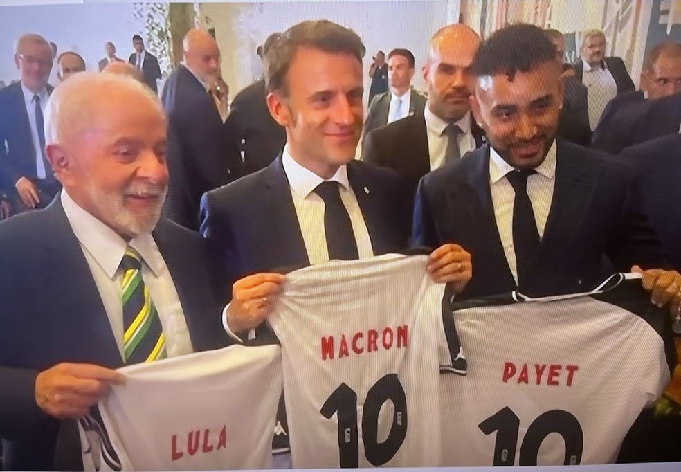 Payet entrega camisa do Vasco a Lula e Emmanuel Macron — Foto: Reprodução