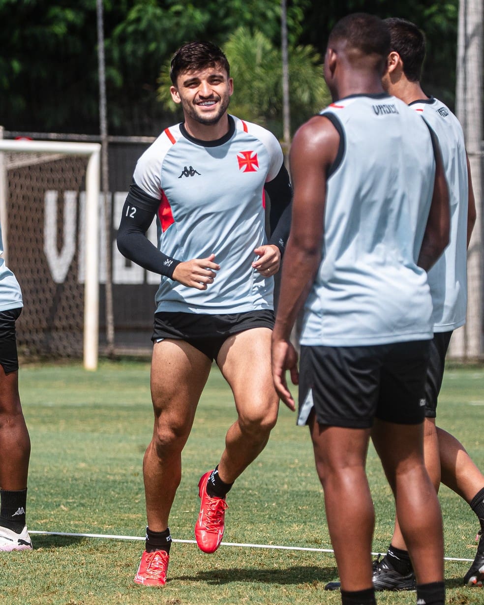 Victor Luís em ação no treino do Vasco — Foto: Leandro Amorim / CRVG