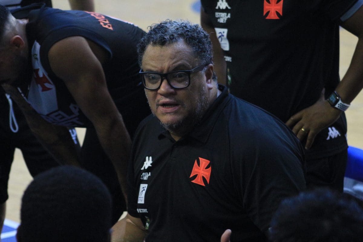 Léo Figueiró, treinador do Vasco, aposta na defesa para avançar. Foto: Léo Lenzi / São José Basketball