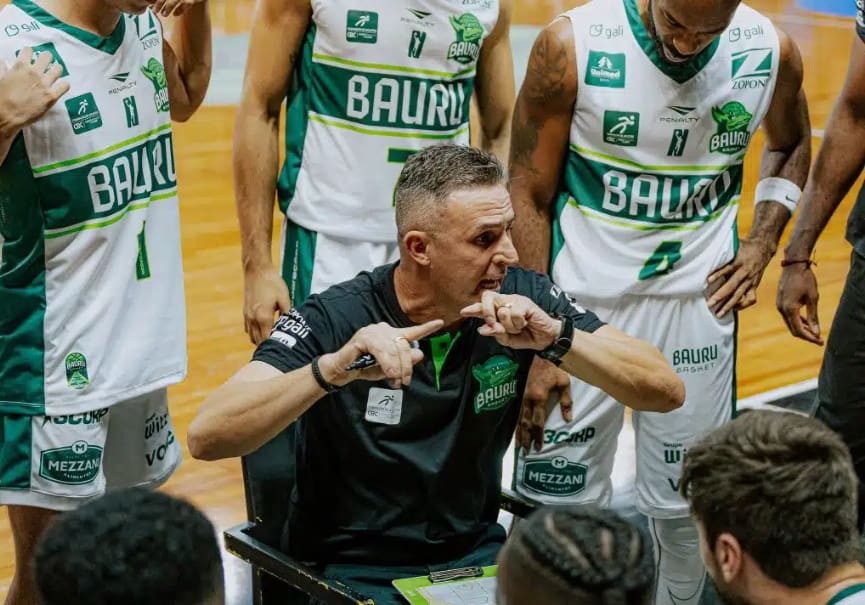 Treinador Paulo Jaú passando instruções à equipe do Bauru Basket. Foto: Andrews Cleyton / Bauru Basket